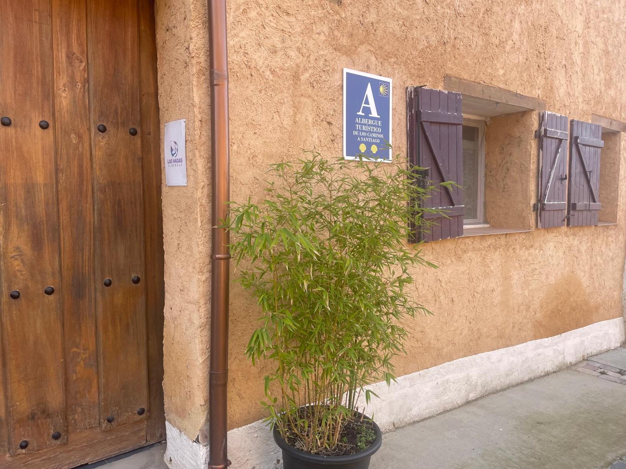 Las Hadas Albergue -Solo Para Peregrinos - Vegano -Bar Reliegos Exterior photo